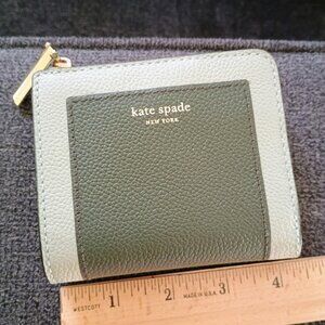 BNWOT KATE SPADE SMALL BIFOLD WALLET GREEN LEATHER 6 INSIDE SLOTS & CASH SLEEVE